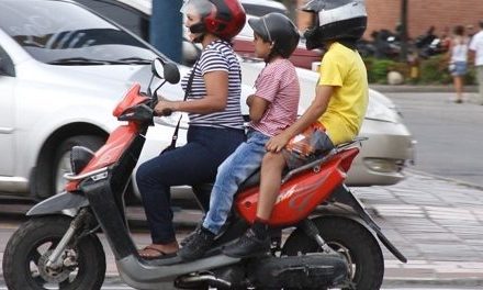 ¿CUÁNTAS PERSONAS PUEDO LLEVAR EN MI MOTO?