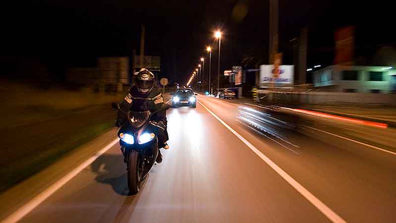 6 Consejos para conducir moto de noche