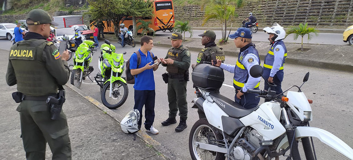 Movilidad explica nuevo decreto que prohíbe la circulación de motocicletas con parrillero hombre en Cali