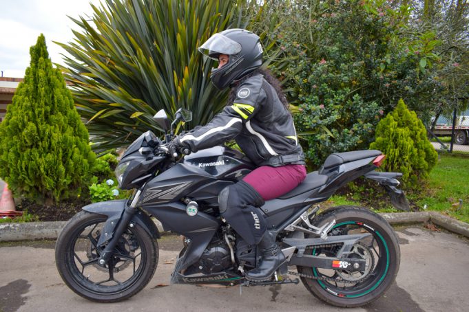 Elementos de protección personal para mujeres (EPP) en la conducción de motocicletas